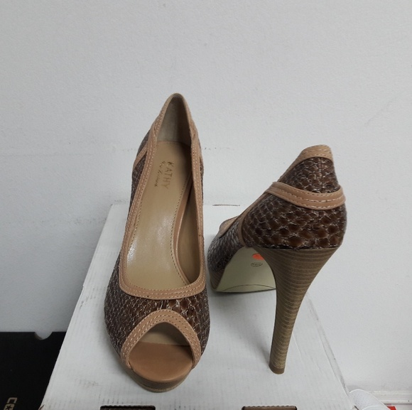 Kathy Van Zeeland - Picture 4 of 5